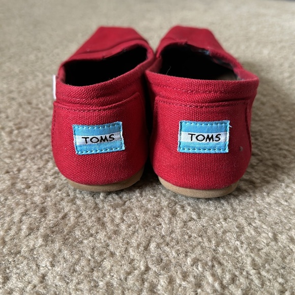 TOMS Red Women’s Slippers (7W) - Picture 2 of 3